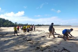 Polres Bangka Barat bersihkan Pantai Hitam Mentok