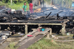 Terdengar suara ledakan , dua rumah di Pulau Maya terbakar