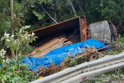 Ini penyebab truk pembawa kayu jatuh dari Puncak Geurute