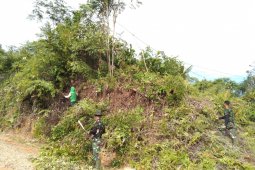 TMMD gotong royong membersihkan pinggir jalan