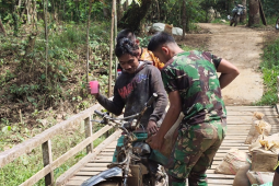 Berkat kerjasama, angkutan material mampu diatasi