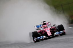 Protes Renault tentang  legalitas "pink Mercedes" terkait masa depan F1