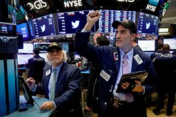 Wall Street beragam, ketika investor pertimbangkan stimulus dan kenaikan virus