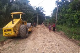 Kejar Target, Satgas TMMD kerahkan vibro untuk ratakan tanah