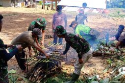 Satgas TMMD bakar ikan bersama warga