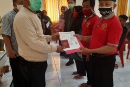 Nelayan Gorontalo Utara menerima Buku Pelaut Merah dan SKK gratis