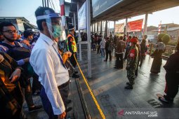 Alasan penumpang KRL Jabodetabek wajib pakai baju lengan panjang