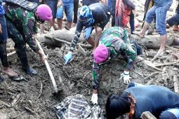 Prajurit TNI evakuasi dua jasad korban banjir