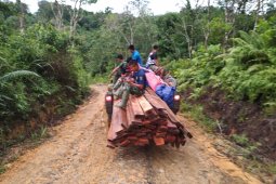 Mobil dinas Kodim angkut material Satgas TMMD