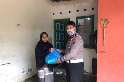 Bantu masyarakat terdampak COVID-19. Ini dilakukan Ditlantas Polda Aceh
