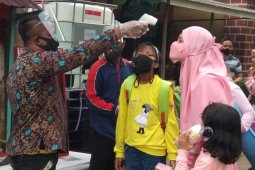 Petugas mengukur suhu tubuh pengunjung obyek wisata Candi Muara Jambi