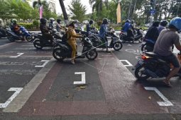 Sejumlah pengendara motor di Jambi kurang pedulikan jaga jarak di lampu merah