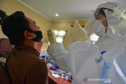 All commissioners tested after Riau KPU chair contracts COVID-19