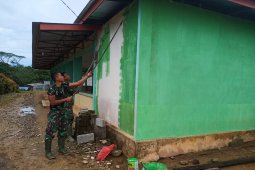 Anggota TMMD bantu wargamengecat Masjid Nurul Islam