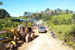 Satgas TMMD ratakan jalan degan alat berat Glader