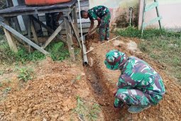 Anggota TMMD bersihkan pembuangan air kamar mandi