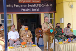 Bupati Batanghari dampingi Gubernur Jambi serahkan bantuan JPS