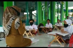 Siswa SD di Ciamis belajar tatap muka secara terbatas di teras masjid