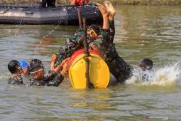 Lomba renang rintangan