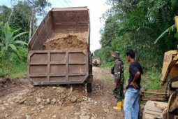 Melanjutkan pengiriman material ke lokasikerja TMMD