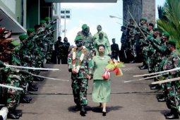 Pedang Pora warnai pelepasan Brigjen TNI Alfret Denny D. Tuejeh