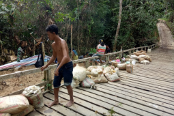 Kerja gotong-royong bersama kumpulkan meterial pasir