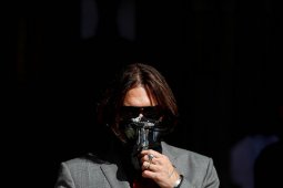 Johnny Depp tukang pukul istri saat mabuk, kata Pengacara