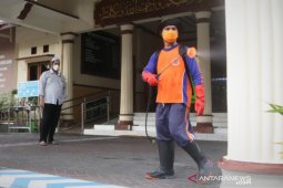 Ada temuan positif COVID-19, seluruh ruangan DPRD Kota Probolinggo disemprot disinfektan