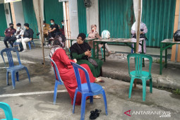 Pasar Rapak disemprot disinfektan karena pedagang positip COVID-19