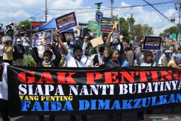 Demo dukung pemberhentian bupati Jember