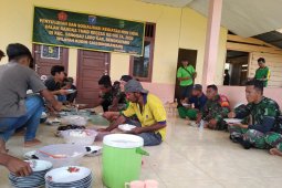 Ibu-ibu Desa Danti berperan aktif siapkan makanan