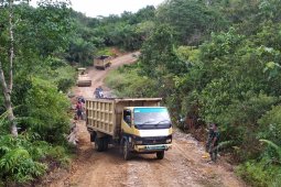 Truk pengangkut material, ramaikan lokasi TMMD di Desa Danti