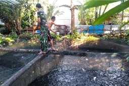 Serda Handayu belajar pelihara ikan dari warga lokasi TMMD