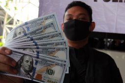 Dua pengedar uang dollar AS palsu diringkus