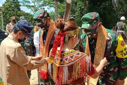 Tarian Dayak sambut Mayjen TNI Sapriadi di lokasi TMMD 108