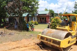 Kejar target, Satgas TMMD gunakan Vibro ratakan jalan