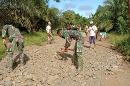 Satgas TMMD 108 bersemangat perbaiki jalan berlobang