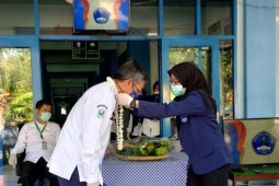 Guru besar elektromedik pertama di Indonesia itu  dari Poltekkes Kemenkes Surabaya