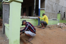 Anggota TMMD dan warga kerjakan pagar Gereja Pante Kosta