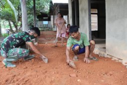 Praka Sagita bantu warga cor lantai