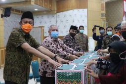 Bupati Tanjabbar serahkan batuan Sembako bagi warga terdampak Covid-19