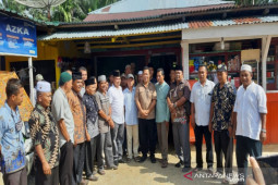 Warga Tapus stop Bupati Madina di Desa Tapus