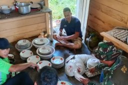 Anggota Satgas ikut siapkan acara makan bersama