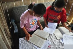 Curhat siswa belajar daring dari tak ada internet sampai dipinjami HP tetangga