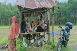 Dengan Humanis, Bhabinkamtibmas ingatkan warga patuhi protokol kesehatan