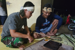 Personel TMMD 108 mengikuti ritual pengobatan tradisional