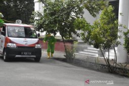 Dikes Kabupaten Gorontalo dan PMI semprotkan disinfektan di perkantoran