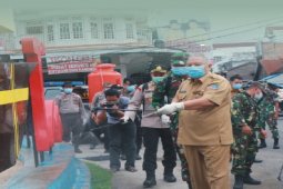Cegah Corona, Bupati Safrial memimpin  penyemprotan disinfektan