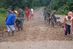 Kebersamaan anggota Satgas TMMD dengan warga saatbekerja