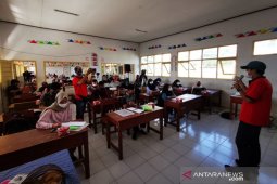 Pertamina dan jurnalis Tasikmalaya ajari pelajar SMA kreatif gunakan TI dan medsos